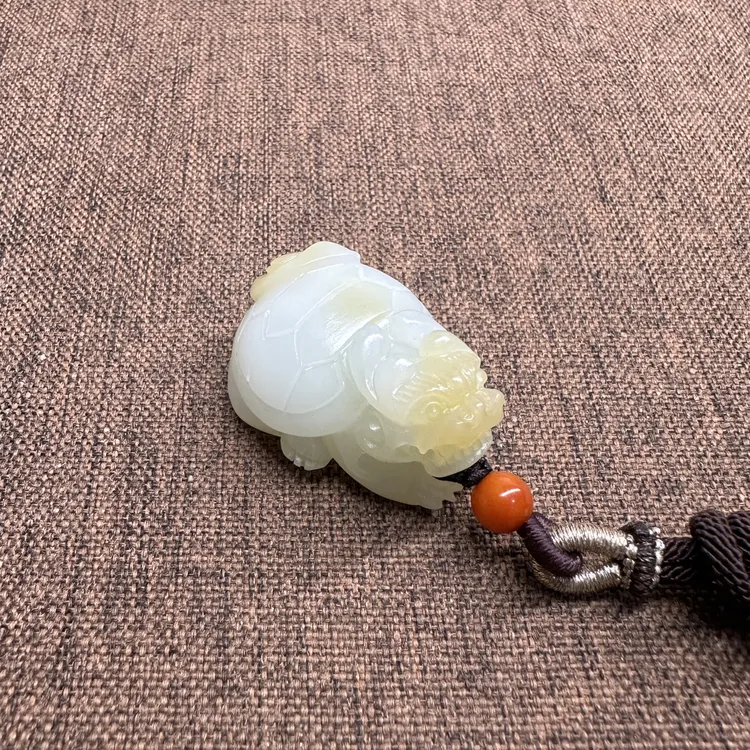 和田玉新疆且末糖白山料手工精雕神兽龙龟玄武挂件吊坠挂坠俏色
