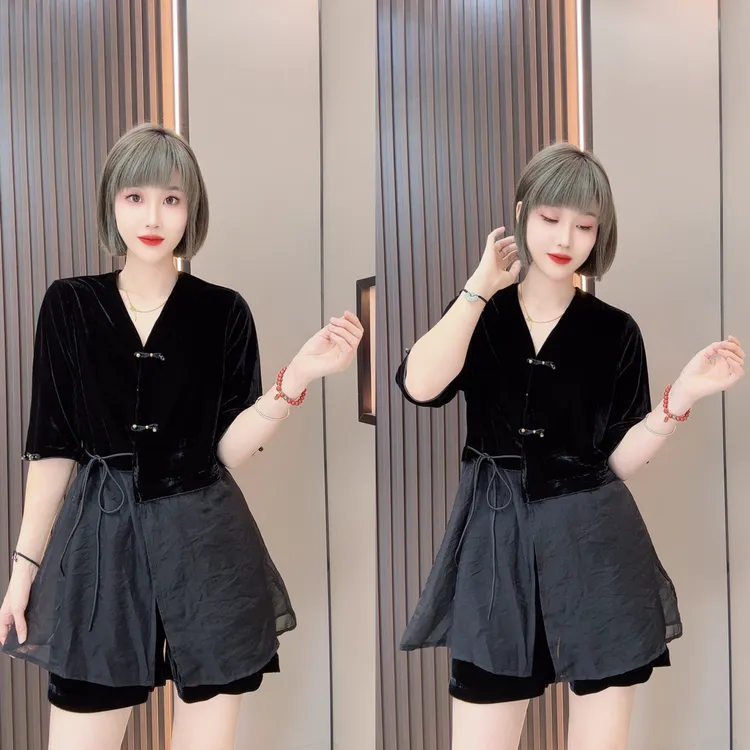 敏宝儿➕2506中袖盘口中长款V领黑色丝绒拼纱短裤套装