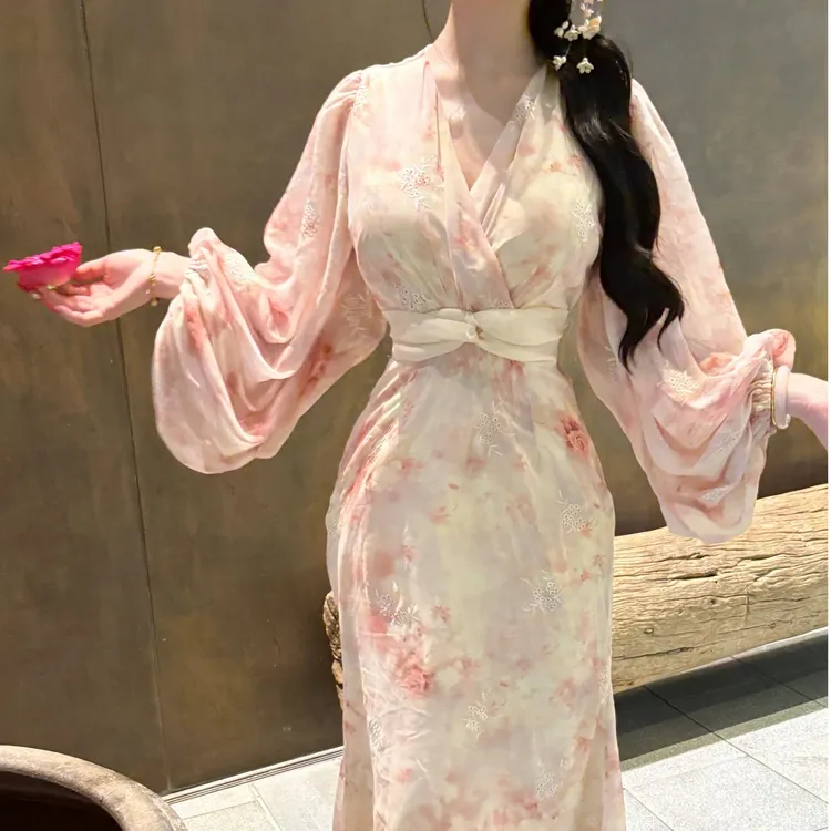 LHMknk1画报夫人原创自制喇叭袖刺绣显瘦连衣裙 粉香胭脂神明少女