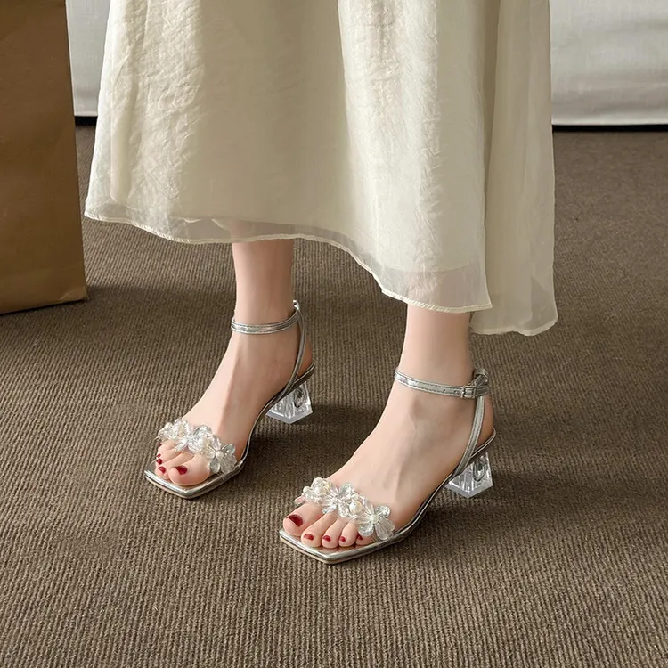 银色凉鞋女2025夏季新款法式水晶粗方头水钻一字带绝美外穿高跟鞋