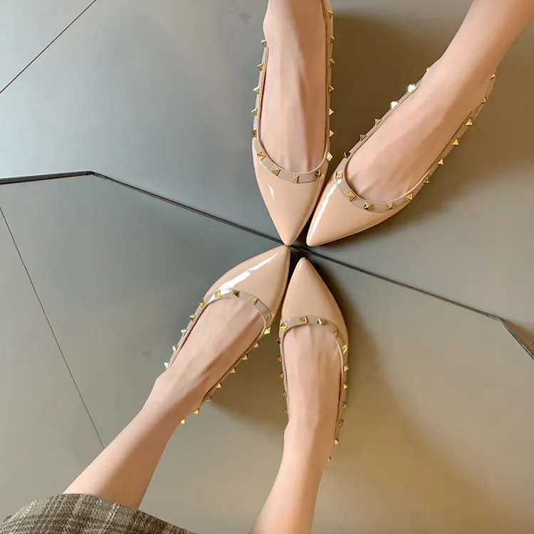 跨境热销女鞋专供冬季浅口尖头铆钉平底鞋女内增高气质轻便红底鞋