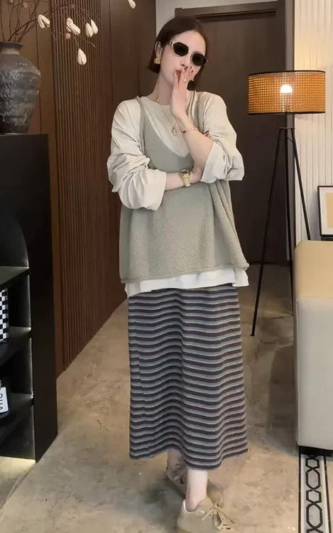 Mz-韩系减龄穿搭高级感套装宽松长袖T恤针织马甲条纹半身裙三件套