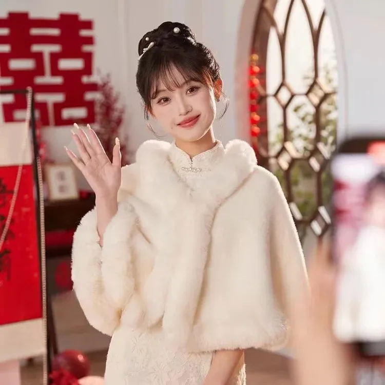 小斗篷披肩外套女秋冬短款纯色加绒加厚獭兔毛领无袖旗袍婚纱外搭