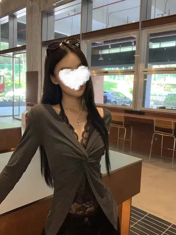 【现货】法式高级设计长袖T恤女2025秋冬纯欲修身显瘦内搭打底上衣