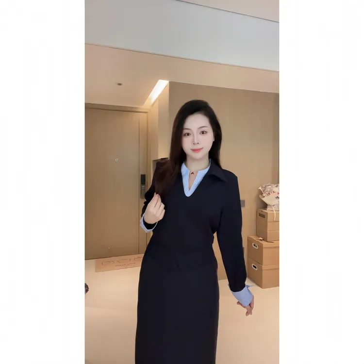新款设计师时尚减龄撞色拼接休闲运动两件套上衣半裙高级套装