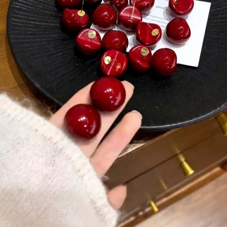 酒红半圆珠珠耳环优雅气质百搭耳钉轻奢高级感夸张耳饰品