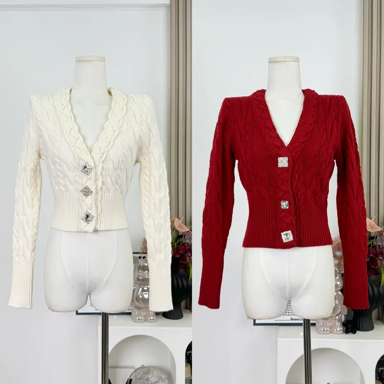 重工钻扣设计复古绞花v领红色针织衫女冬新款收腰显瘦开衫短外套