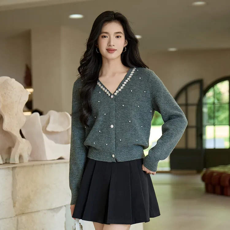 奢姿大码女装2025秋季水钻装饰V领针织开衫胖妹妹时尚精致上衣