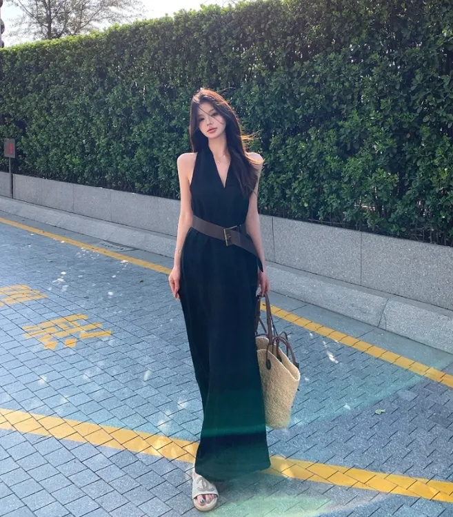 高级感气质纯欲风温柔挂脖黑色连衣裙中长款V领背心裙女