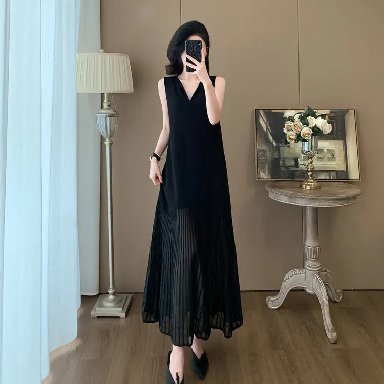 法式轻奢高级设计感黑色连衣裙女夏季新款时尚洋气百搭气质背心裙
