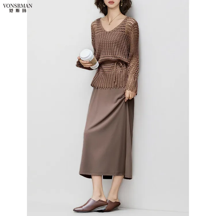 咖色冬季巨好看新款时尚气质韩系镂空罩衫吊带连衣裙女长裙两件套