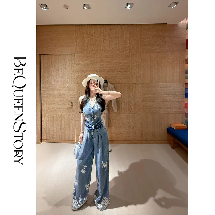 余潇潇【心动美学】层次感设计蕾丝印花V领无袖连体裤2025