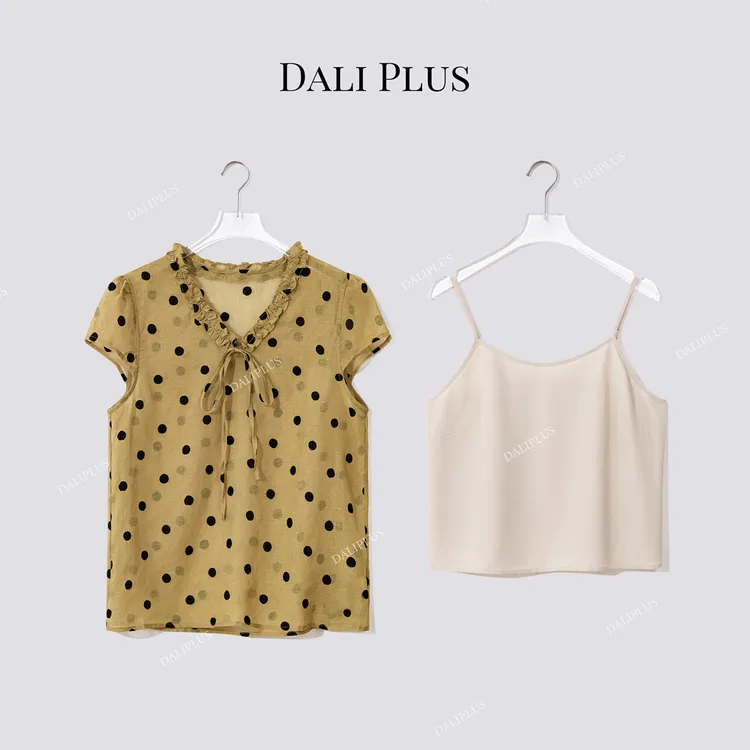 DALI PLUS“姜黄色波点小衫（含吊带）”花边系带飞袖衬衫-D5CH4576