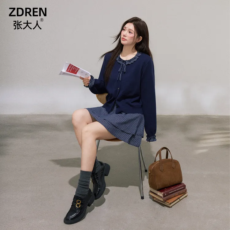 张大人【南法情书】大码女装微胖妹妹文艺木耳边系带针织开衫格纹裙