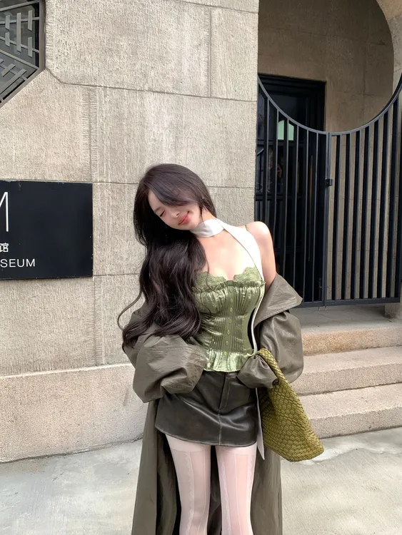 纯欲芭蕾 缎面抽褶蕾丝拼接纯欲风性感辣妹胸衣吊带上衣包臀皮裙