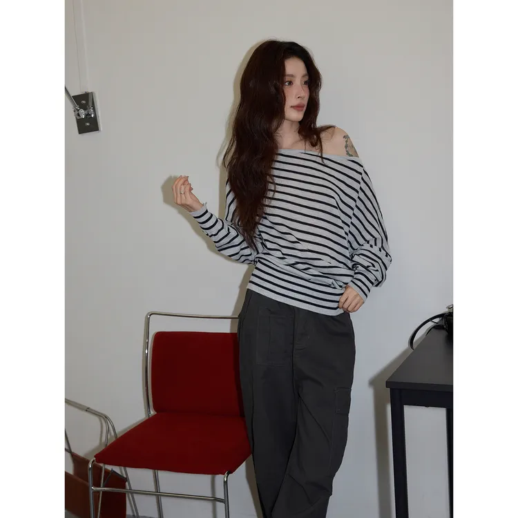 【吵吵家】设计感灰色斜领露肩条纹针织衫女2025秋宽松长袖上衣