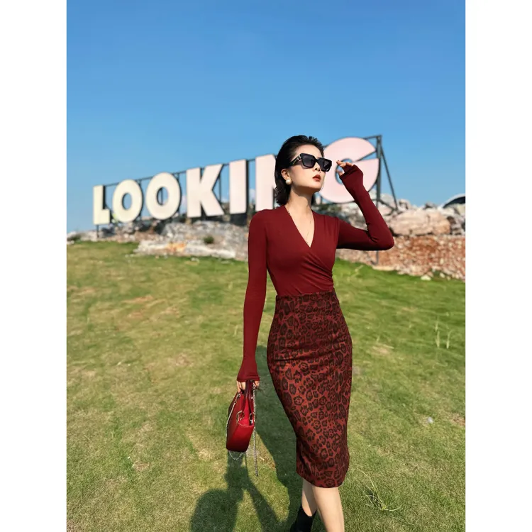XULU原创轻奢酒红麂皮绒豹纹感包臀裙气质百搭高腰中长款半身裙