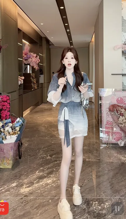 “天空之境”设计感时尚小香渐变衬衫+半裙LWJ25B2TZ1323