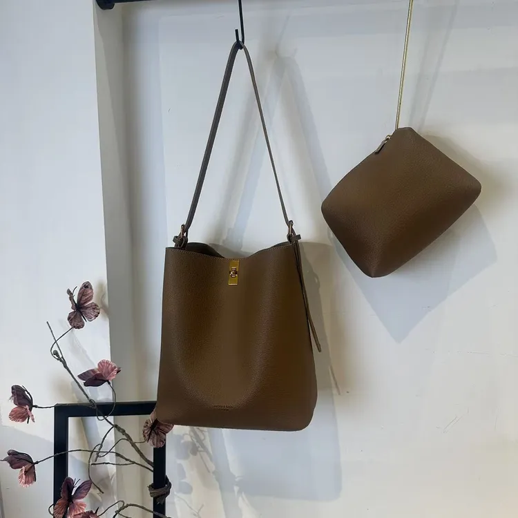 2025新款女士大容量韩式子母款水桶包单根锁扣磨砂一体款斜挎包