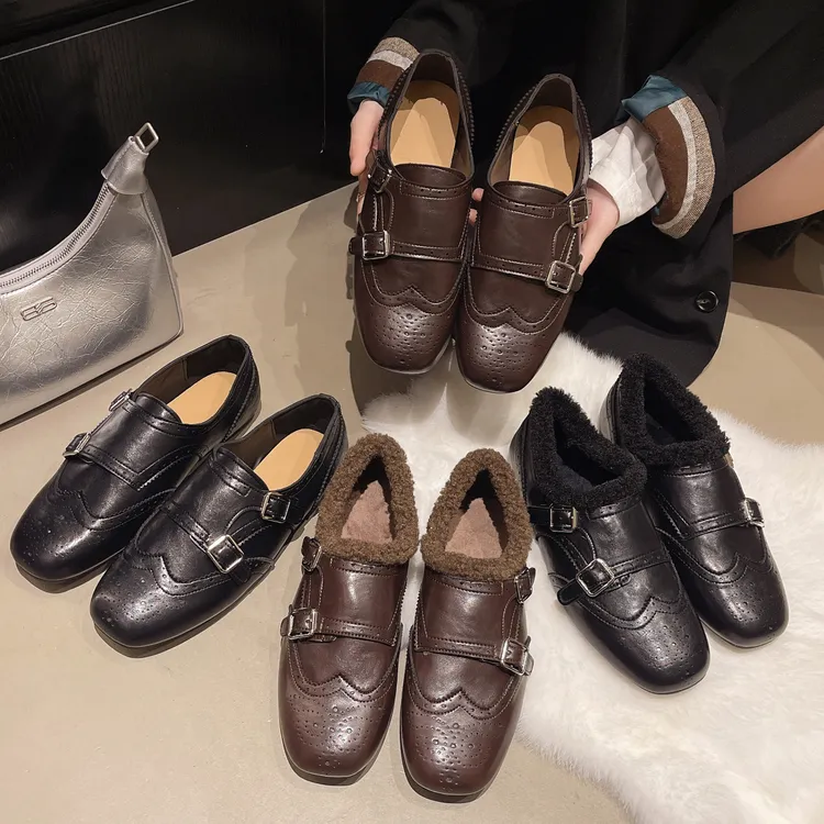 布洛克风小皮鞋女2025秋冬新款复古加绒皮带扣雕花软底休闲乐福鞋