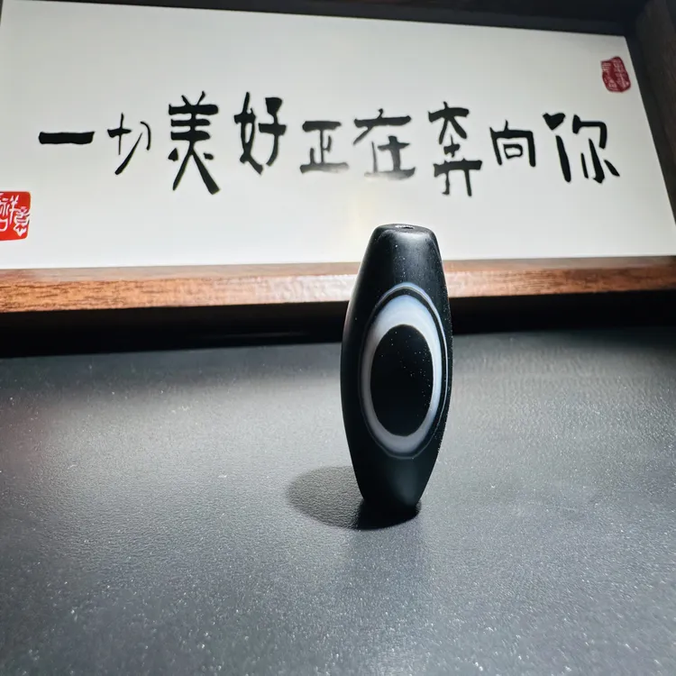 天然缠丝玛瑙大圆眼黑白珠34.6*16.5