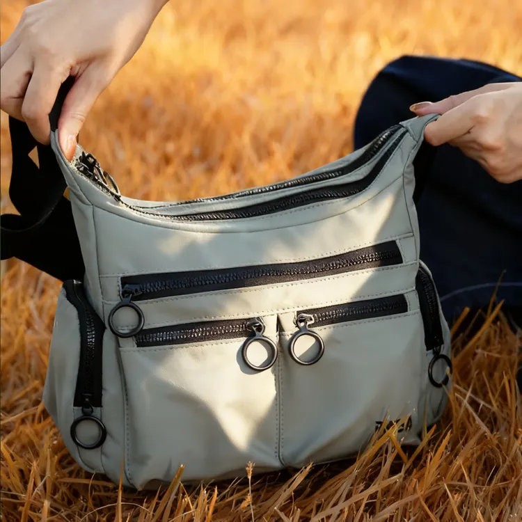 （奥莱撤柜）秋冬新款男女同款单肩斜挎包工装风牛津布包轻便大容量