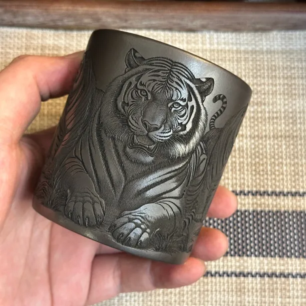 【虎】宜兴全手工紫砂茶具 原矿石黄泥料刻绘五虎主人杯品茗杯