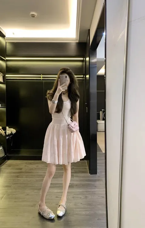 今年流行的漂亮裙子法式甜美减龄钉珠针织吊带收腰气质连衣裙女