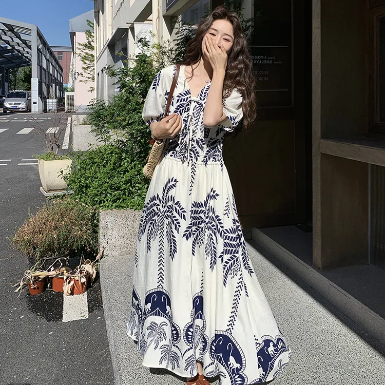 波西米亚民族风印花大摆型长裙新款旅游度假v领泡泡袖连衣裙女夏