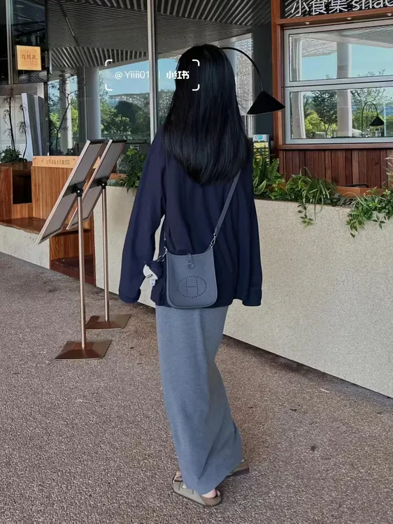 2025早秋新款藏青色圆领长袖T恤女基础宽松慵懒风上衣百搭半身裙