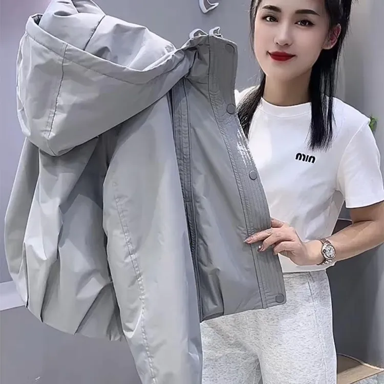 灰色连帽冲锋衣女款2025新款春秋季时尚洋气工装夹克外套短款上衣