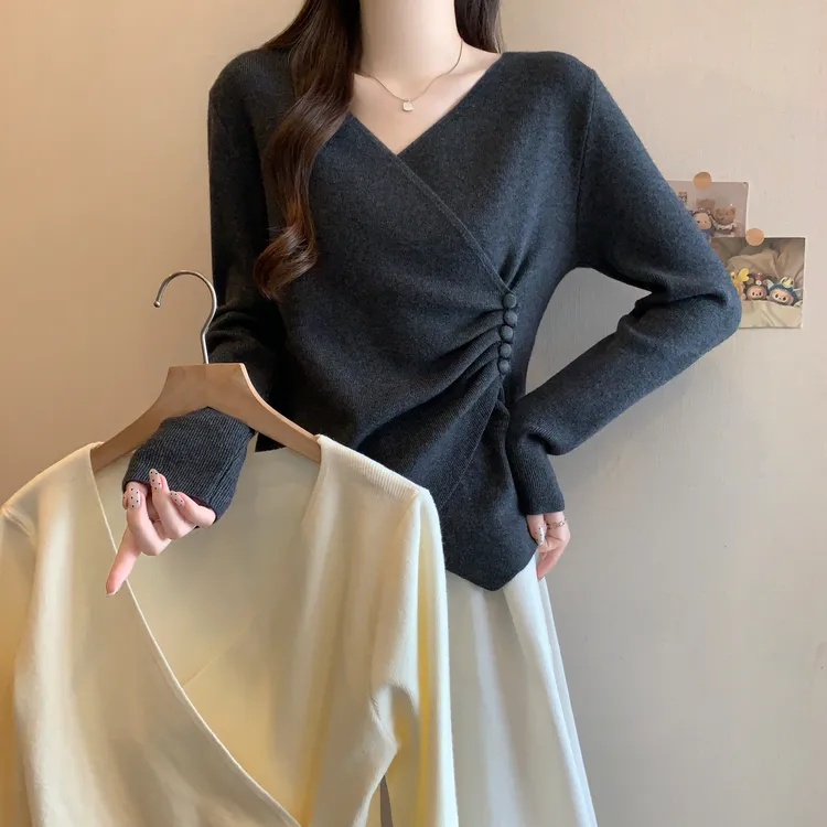 巨好看大码女装V领长袖针织衫女胖mm遮肚显瘦褶皱不规则打底上衣