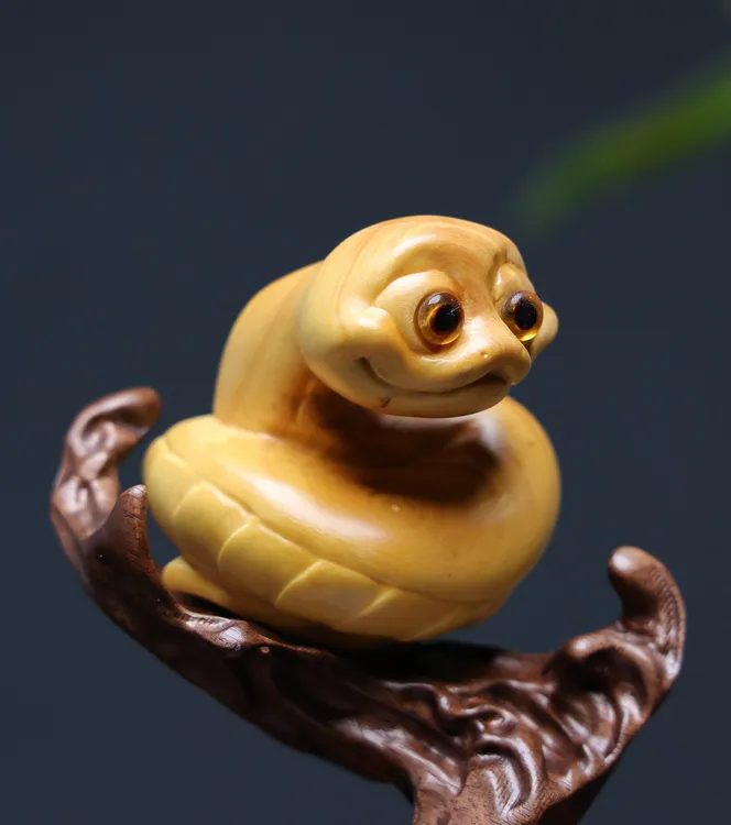 进口小叶黄杨木雕太阳能自动旋转金蛇献瑞汽车载摆件装饰品胡桃木