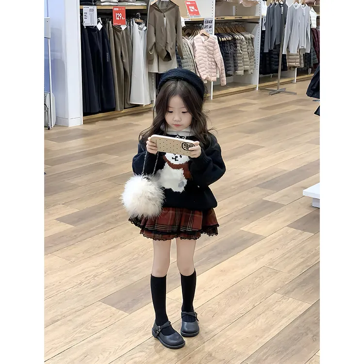 韩国童装2025秋冬女童黑色雪花小熊翻领毛衣红色格纹蛋糕裙两件套