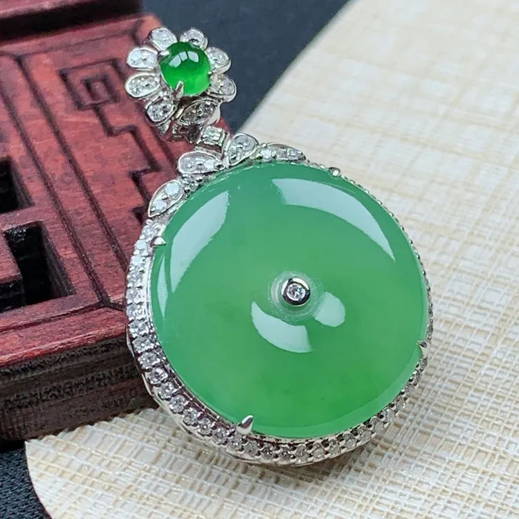 镶嵌18K金伴钻缅甸纯天然翡翠玉石老坑冰种阳绿平安扣吊坠