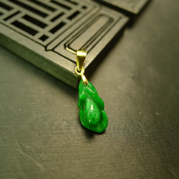 #I217 满色辣绿天然A货翡翠玉兰花锁骨小吊坠