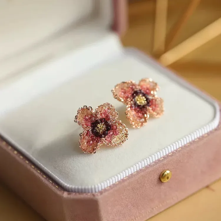 铜合金耳饰 A155 法国设计水粉色花朵耳钉女轻奢高级小众感耳饰