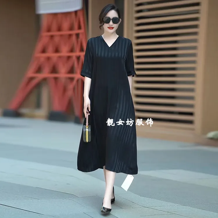 条纹高档连衣裙夏季新款洋气小黑裙宽松遮肚高级感大码V领中长裙