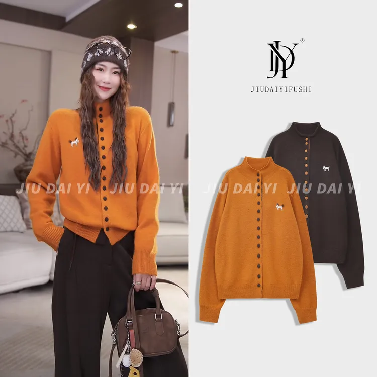 玖黛衣【幸运小马】秋冬新款立领排扣小马休闲针织羊毛衫 XSJ46226
