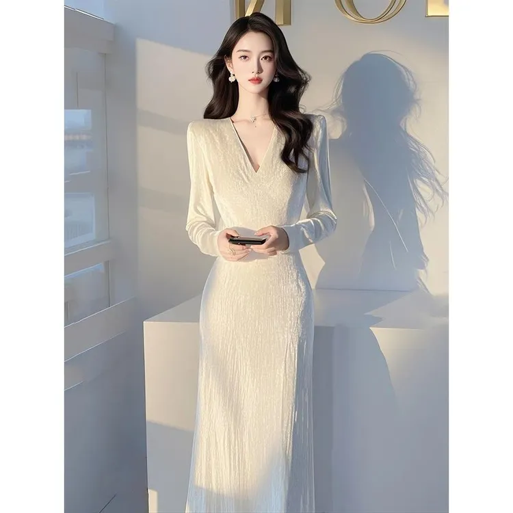 富家千金白色长袖丝绒连衣裙女2025秋季法式显身材收腰礼服长裙子