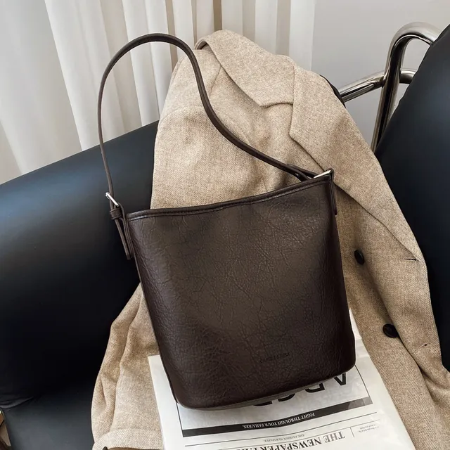 小包包女2025新款单肩腋下包高级软皮复古通勤简约百搭斜挎水桶包