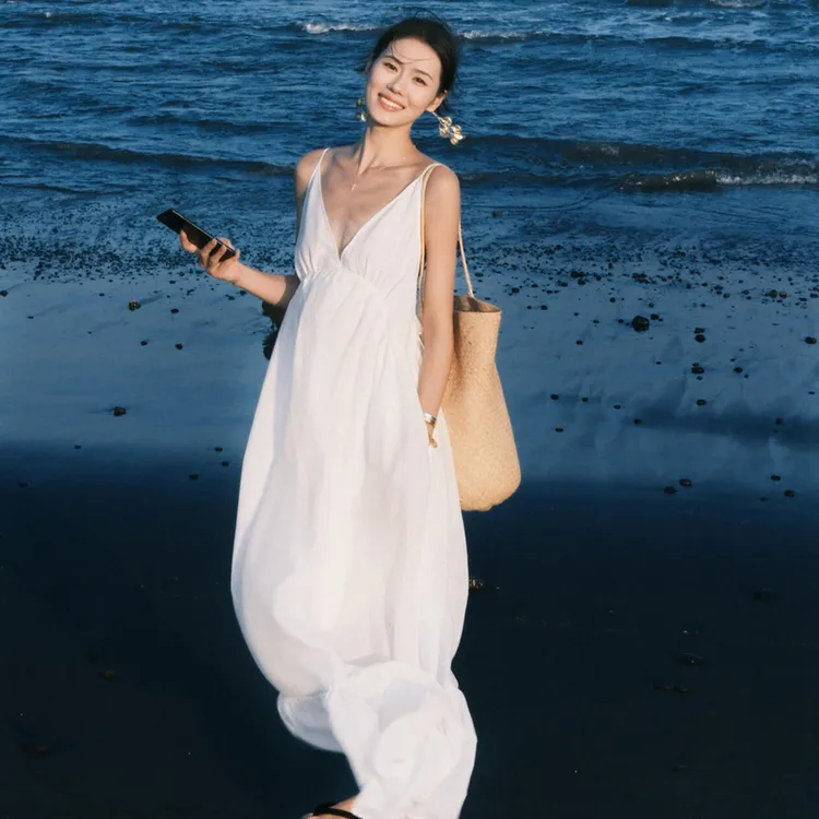 法式高级感白色吊带连衣裙女夏季海边度假风巨好看绝美沙滩长裙子