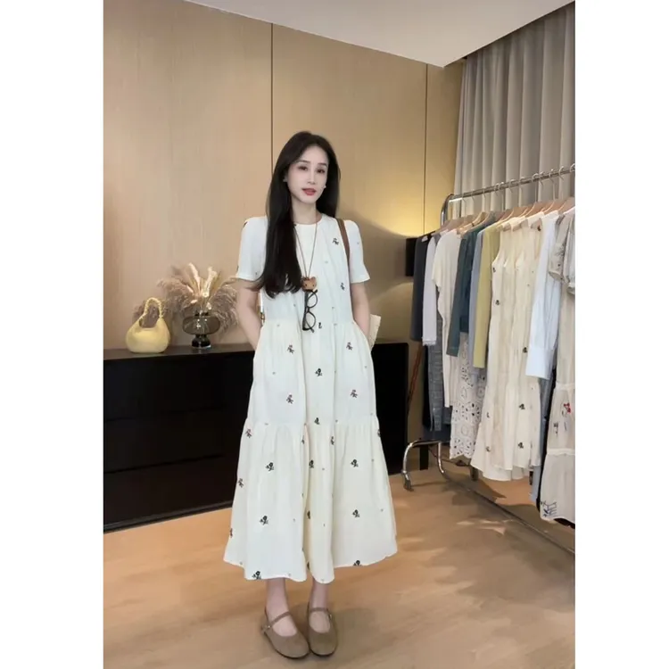 短袖连衣裙女夏季2025新款刺绣圆领短袖a字裙宽松公主风度假长裙