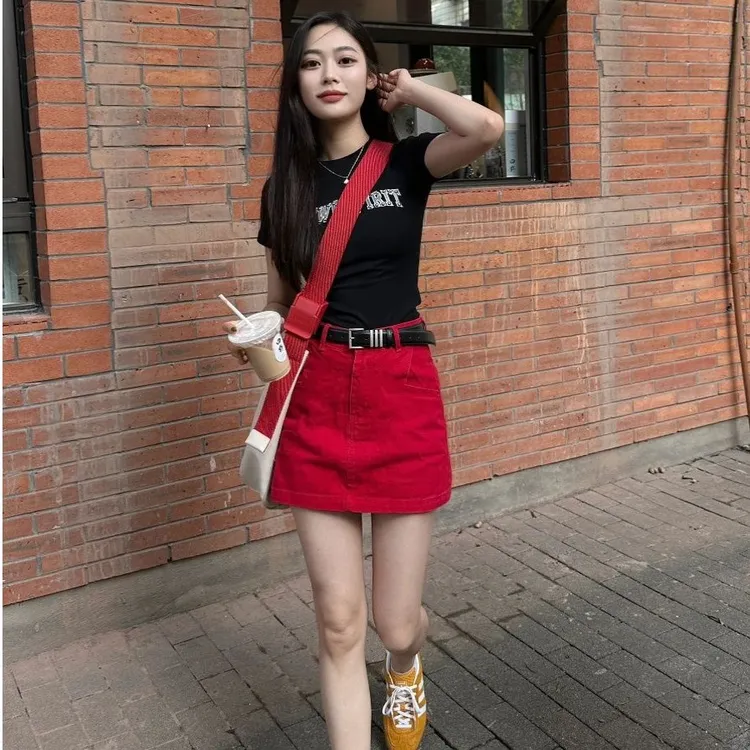 辣妹牛仔显瘦短裙女夏季2025高腰红色新款薄款半身裙a字包臀短裙