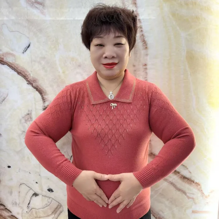 2025新款妈妈装秋冬时尚气质烫钻翻领毛衣