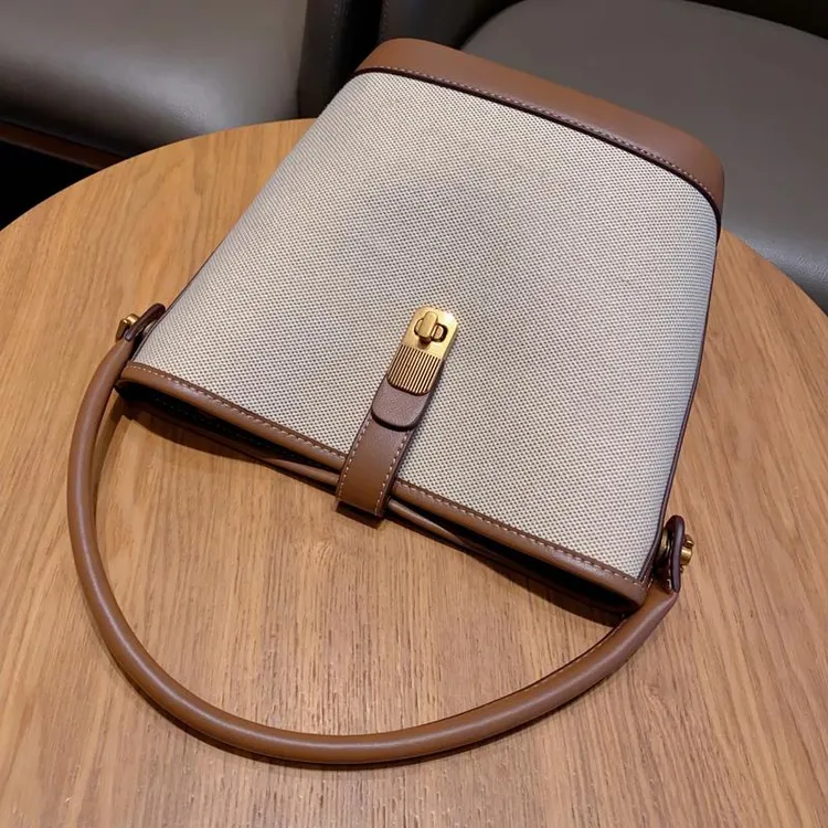 2024新款水桶包女斜挎包潮女手提包棕色通勤斜背包尼龙帆布包包