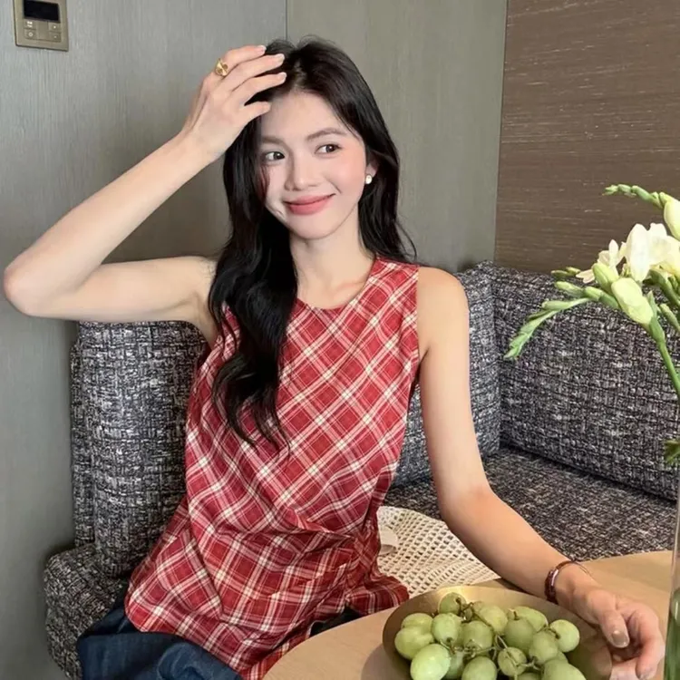 十三行2025夏季圆领套头无袖扭结褶皱显瘦不规则格子背心上衣女