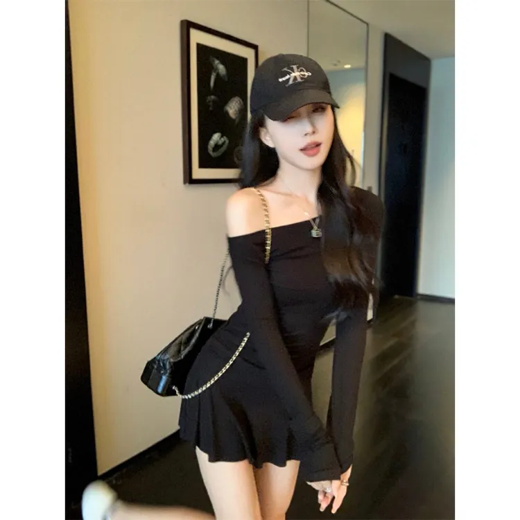 2025新款纯欲斜肩收腰连衣裙修身显瘦辣妹气质设计感简约短裙子女