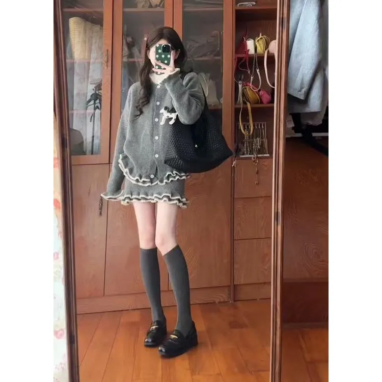 秋冬流行穿搭一整套女2025新款木耳边宽松针织开衫百搭短裙两件套