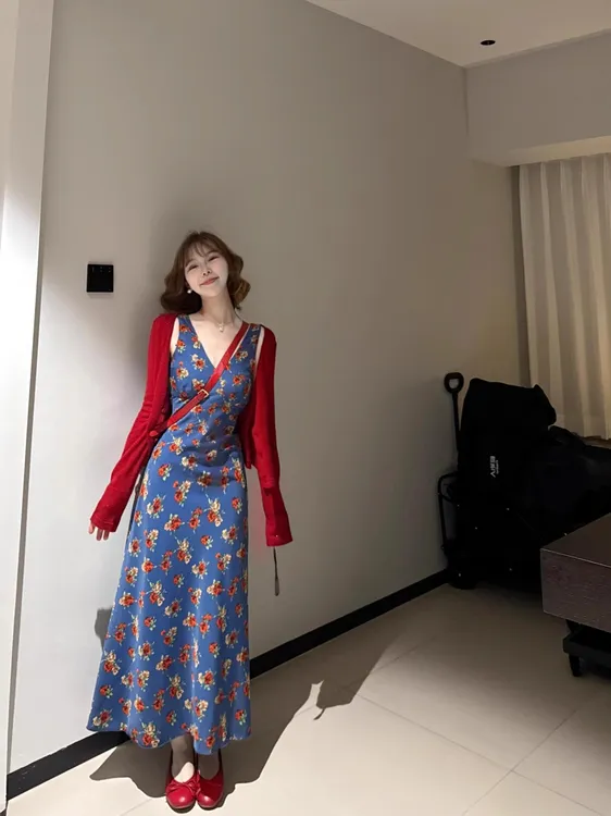 大码复古碎花v领连衣裙子女2025夏季新款绝美海边度假风气质长裙